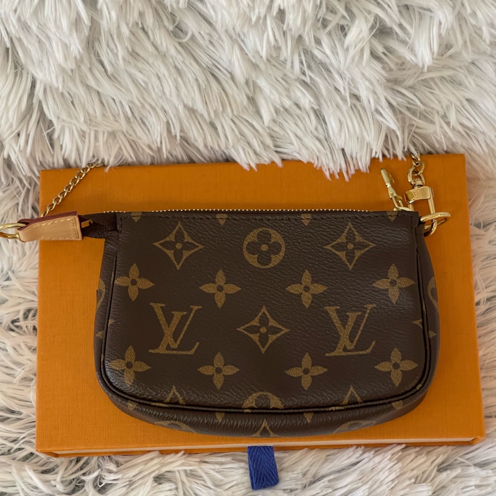 Louis Vuitton Mini Pochette in Monogram